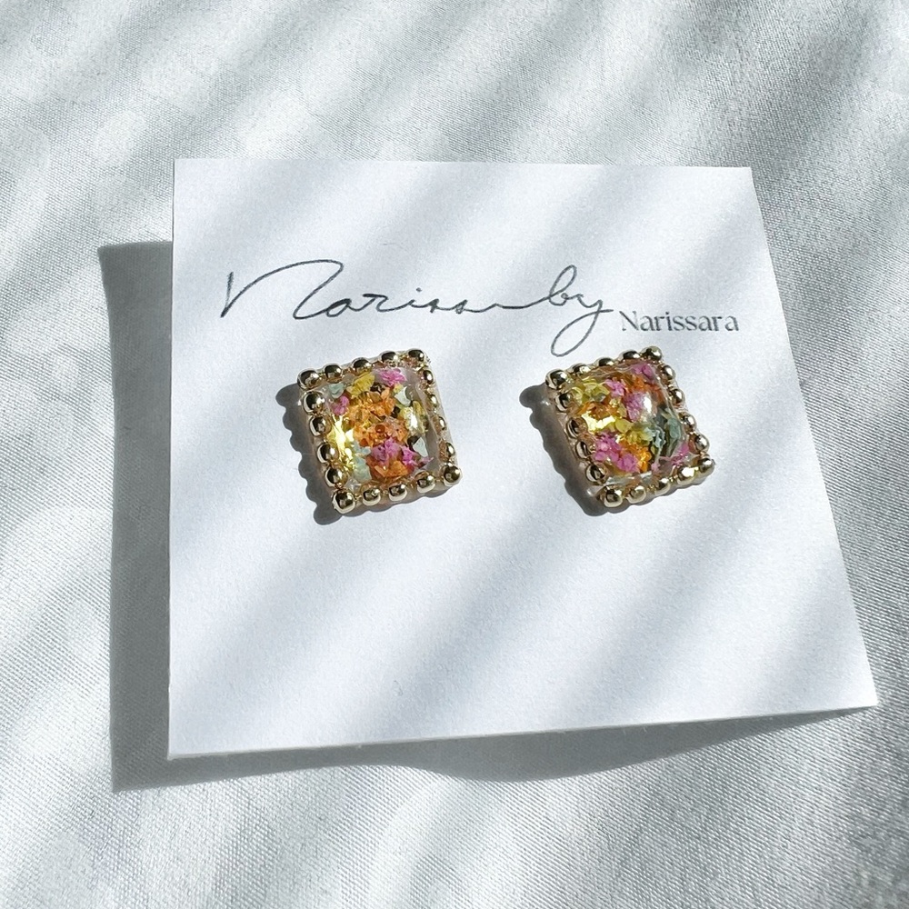 Pressed Dried Flower Resin Square Shape Stud Earrings - Picture 6 of 6